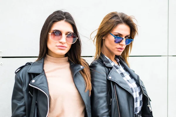 Két fiatal nők napszemüveget visel — Stock Fotó