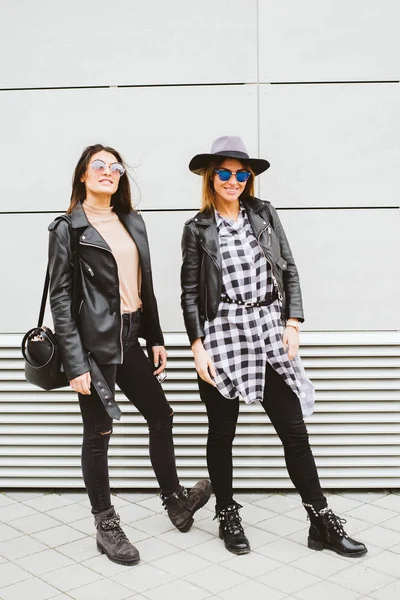 Two young women wearing sunglasses — Stock Photo, Image