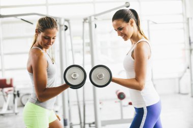 Genç kadın bir spor salonunda egzersiz