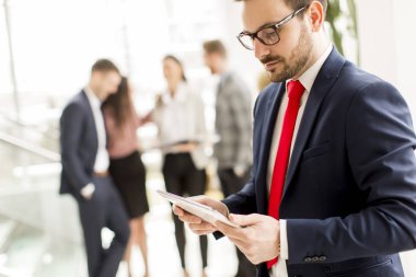 Dijital tablet üzerinde çalışan iş adamı