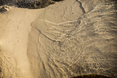 Kumlu sahilde deniz dalgası