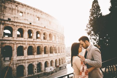 Colosseum önünde Çift