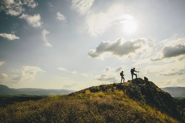 Mladý pár, turistika v horách — Stock fotografie