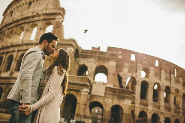 Colosseum önünde Çift — Stok fotoğraf