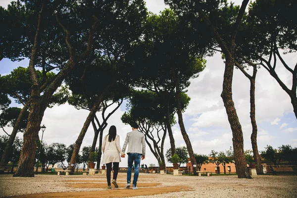 Roma'da mutlu çift — Stok fotoğraf