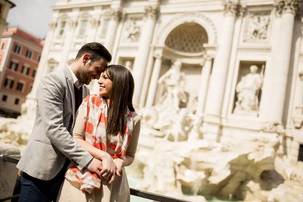 Happy couple par la fontaine de Trevi — Photo