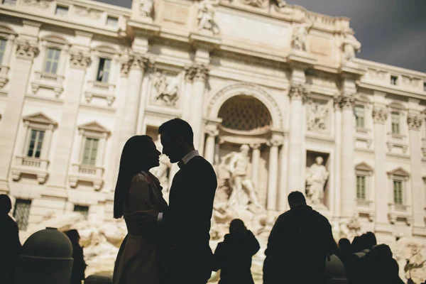 Pareja feliz por Trevi Fountain —  Fotos de Stock