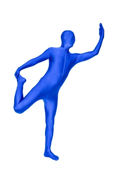 Чоловік в блакитному костюмі тримає ногу — стокове фото