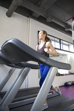 spor salonunda genç kadın