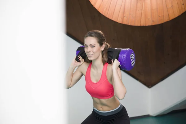 Kadın egzersiz fitness salonunda — Stok fotoğraf