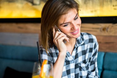 Genç ve güzel kadın cep telefonunda söz