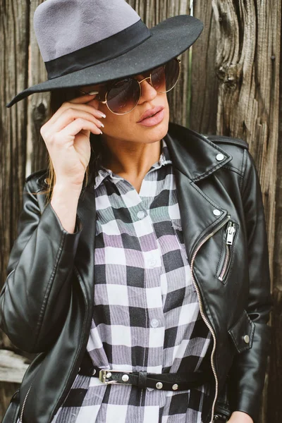 Jolie jeune femme avec des lunettes de soleil — Photo