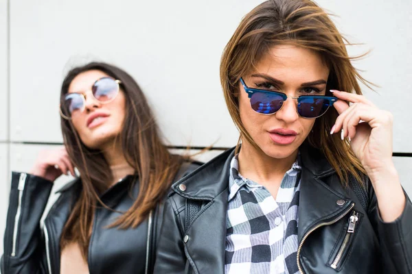 Dos mujeres jóvenes con gafas de sol —  Fotos de Stock