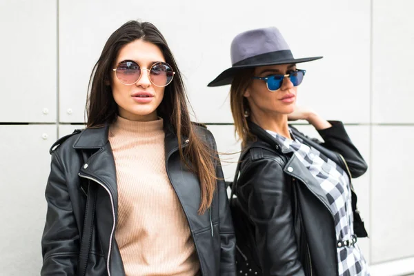 Dos mujeres jóvenes con gafas de sol —  Fotos de Stock