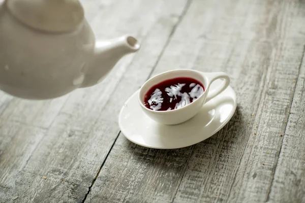 Tasse Tee mit Teekanne — Stockfoto