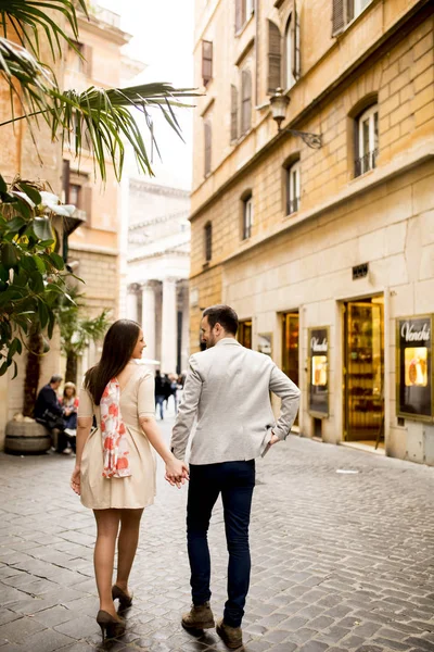 Casal feliz em Roma — Fotografia de Stock