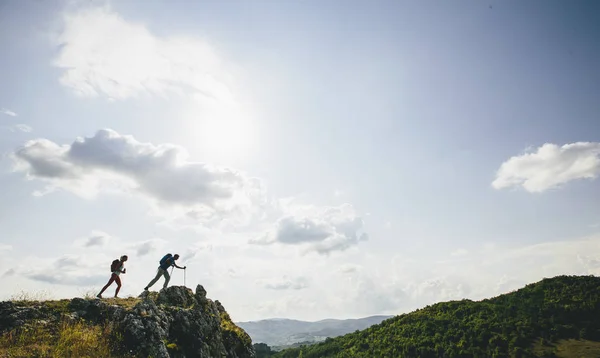 Pareja joven de senderismo en la montaña —  Fotos de Stock