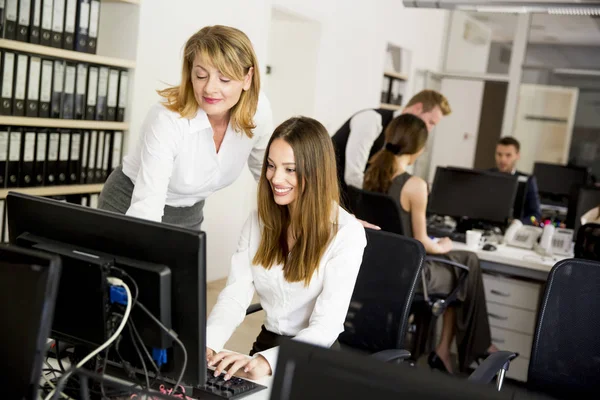 Az irodában dolgozó nők — Stock Fotó