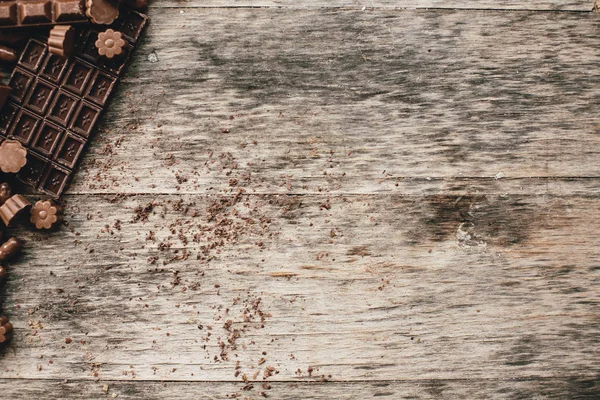 Czekolady i ciastka na podłoże drewniane — Zdjęcie stockowe