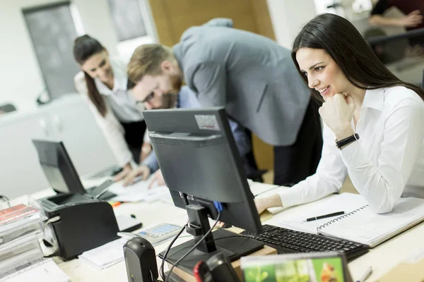 Personer som arbetar i en upptagen kontor — Stockfoto