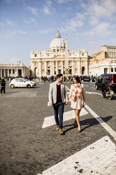 对恋人走在梵蒂冈 — 图库照片