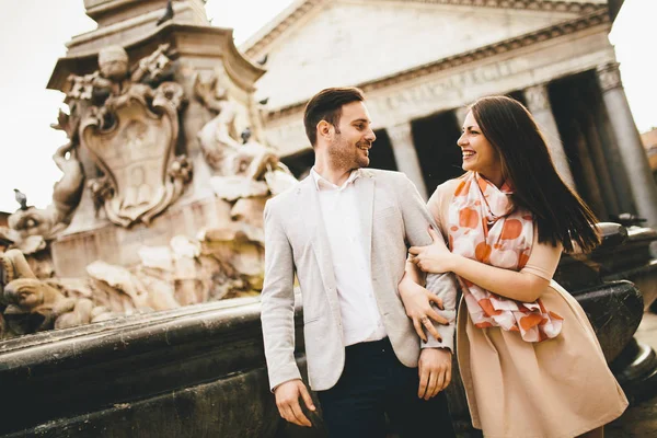 Casal feliz em Roma por Pantheon — Fotografia de Stock