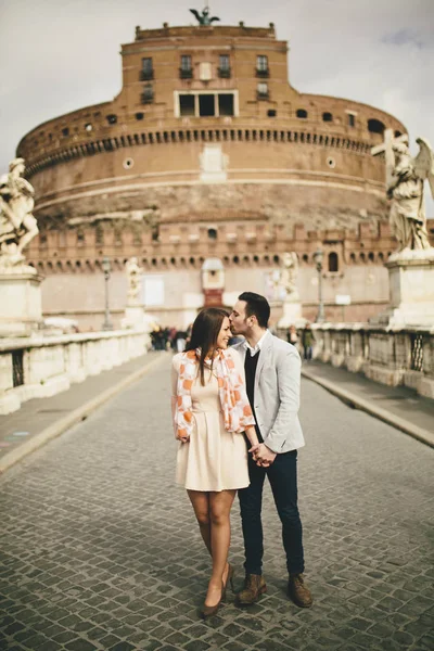 Joyeux couple au Castel Sant'Angelo — Photo