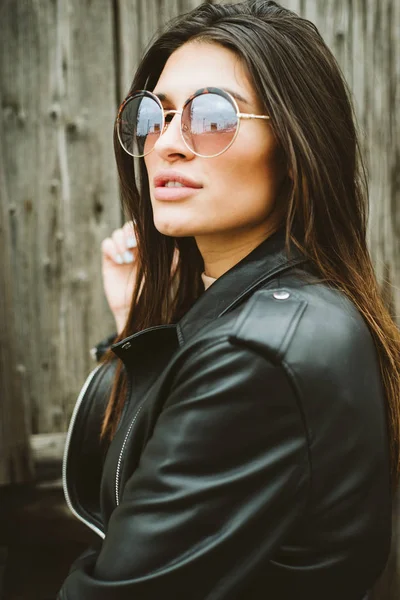 Attraente giovane donna con occhiali da sole — Foto Stock