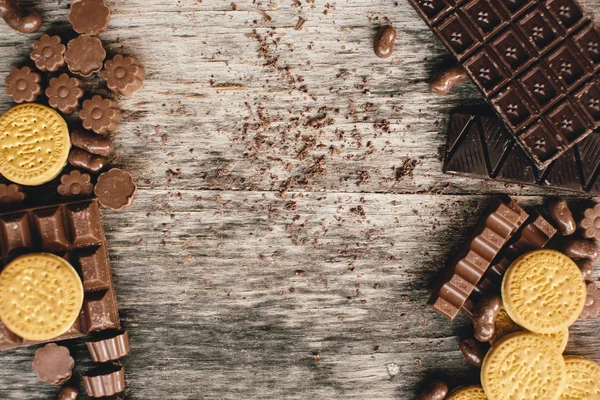 Çikolata ve bisküvi masada