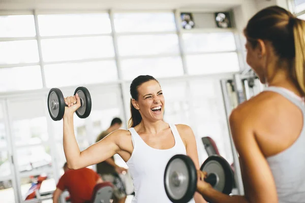 Genç kadın bir spor salonunda egzersiz — Stok fotoğraf