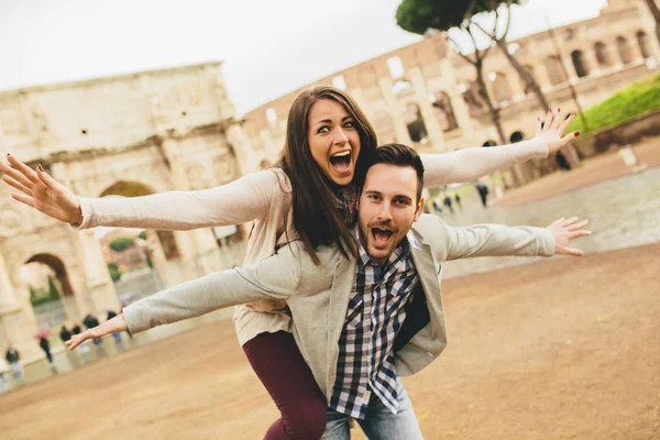 Couple in front of the Colosseum — Stock Photo, Image