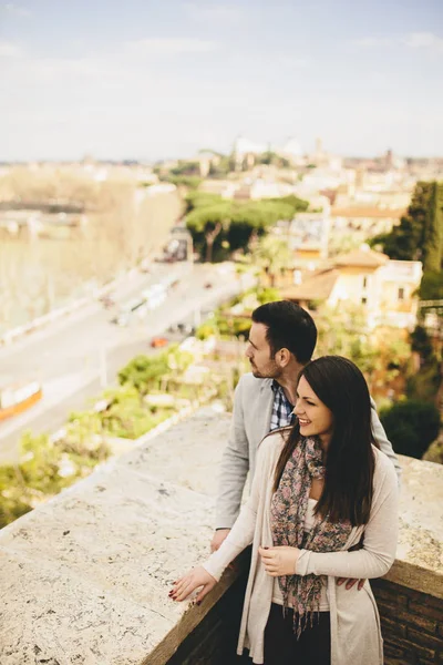 Happy couple in Rome — Stock Photo, Image