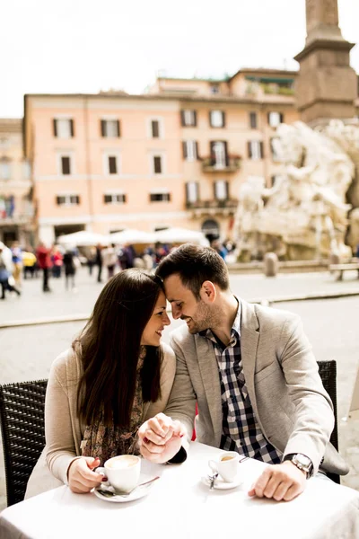 Casal feliz em Roma — Fotografia de Stock