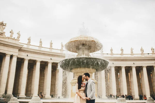 Pareja caminando en el Vaticano —  Fotos de Stock