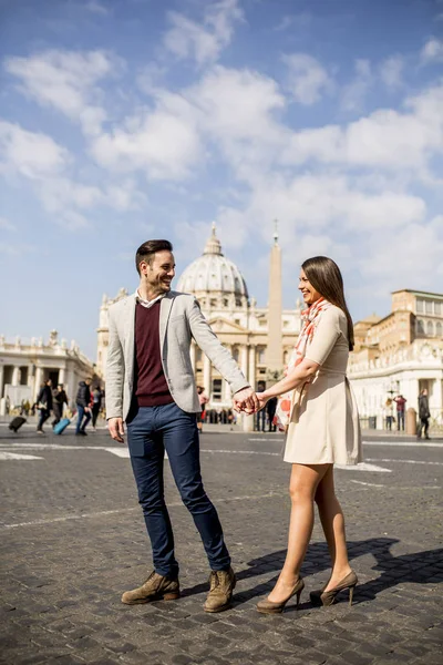 Couple walking in the Vatican — Stock Photo, Image