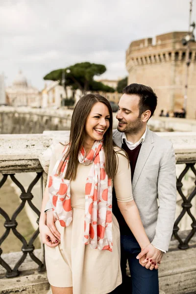 Casal feliz junto ao Castel Sant 'Angelo — Fotografia de Stock