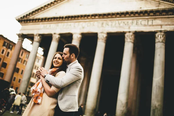 Joyeux couple à Rome par Panthéon — Photo