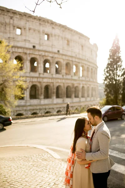 Colosseum önünde Çift — Stok fotoğraf