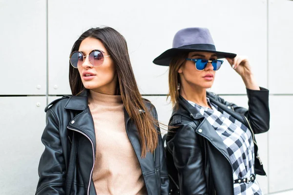 Dos mujeres jóvenes con gafas de sol —  Fotos de Stock