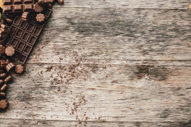 Çikolata ve bisküvi masada