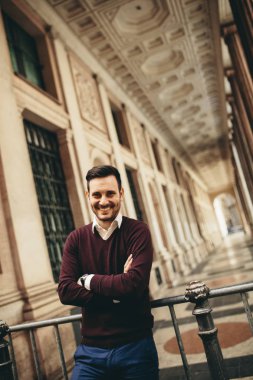 Genç çocuk bekleyen bir kız için