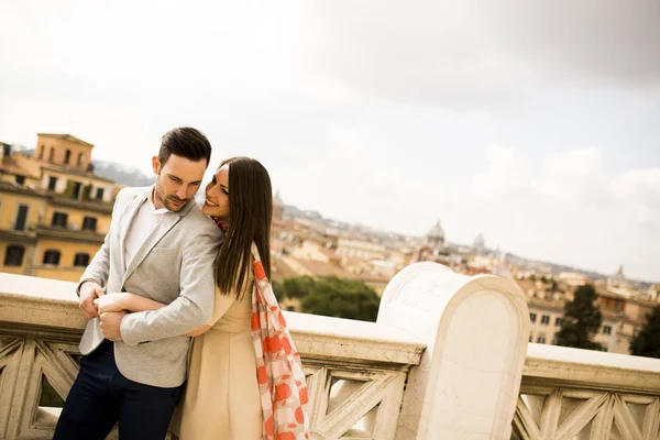 Happy couple in Rome — Stock Photo, Image