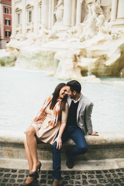 Happy couple in Rome — Stock Photo, Image