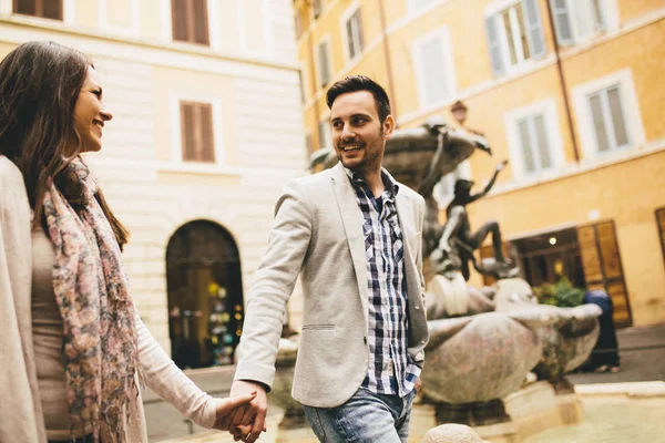 Happy couple in Rome — Stock Photo, Image