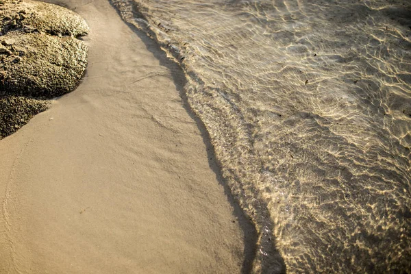 Onda de mar na praia arenosa — Fotografia de Stock