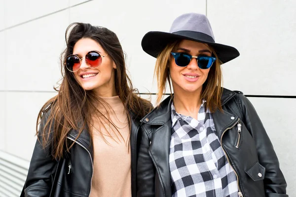 Two young women wearing sunglasses — Stock Photo, Image