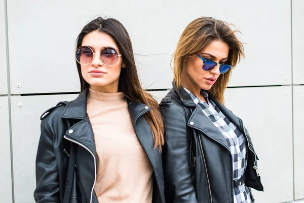 선글라스를 착용 하는 두 젊은 여성 — 스톡 사진