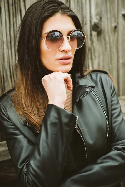 Jolie jeune femme avec des lunettes de soleil — Photo