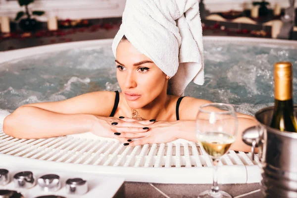 Vrouw ontspannen in het bad — Stockfoto
