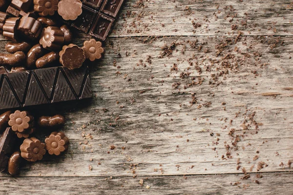 チョコレートとビスケットのテーブルの上 — ストック写真